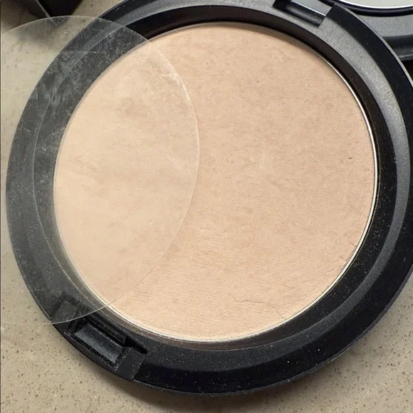 MAC Cosmetics Blot Powder Pressed - Medium Shade - Picture 2 of 5